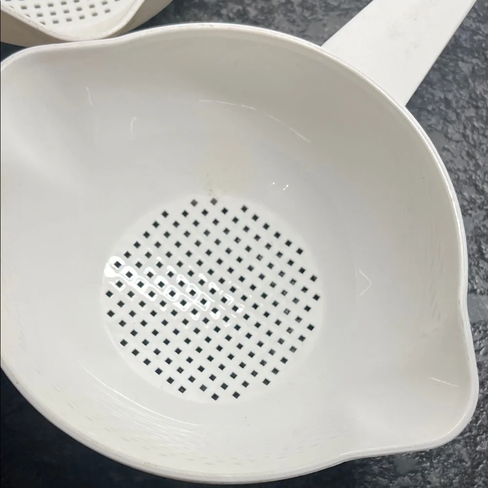 Vintage Tupperware White Plastic Strainer Set. Rare white color. Approx 7” each